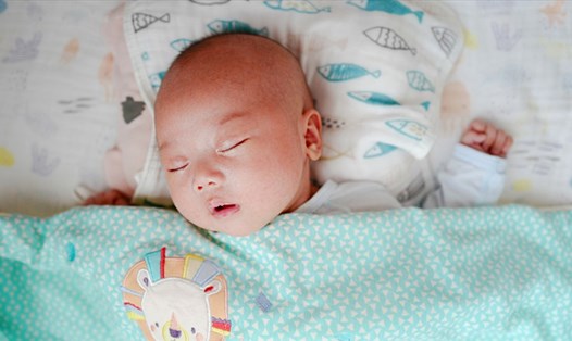 Trẻ sơ sinh thường xuyên bị giật mình khi ngủ. Ảnh: Healthline