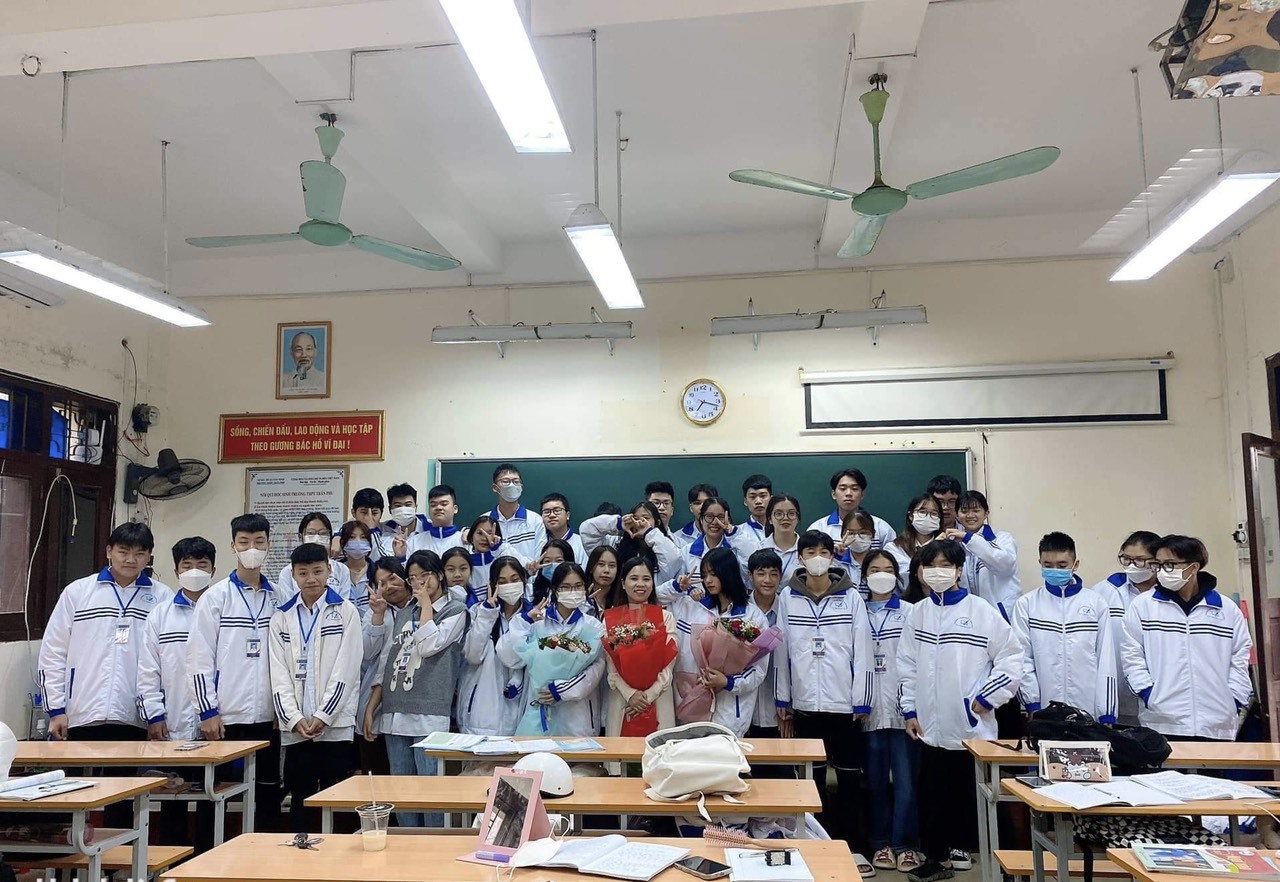 Ngày Nhà giáo Việt Nam 20.11 là dịp để học sinh tri ân và bày tỏ truyền thống “tôn sư trọng đạo” với thầy cô. Ảnh: Trà My