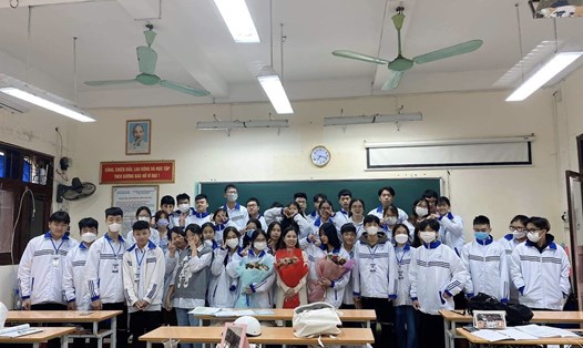 Ngày Nhà giáo Việt Nam 20.11 là dịp để học sinh tri ân và bày tỏ truyền thống “tôn sư trọng đạo” với thầy cô. Ảnh: Trà My