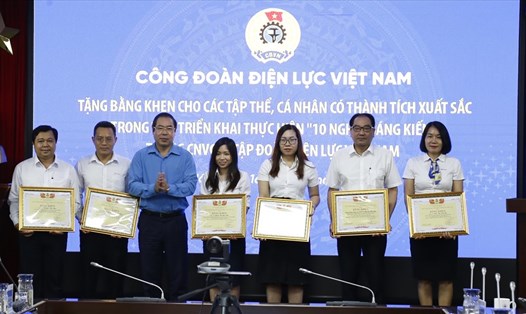 Ông Đỗ Đức Hùng - Chủ tịch Công đoàn Điện lực Việt Nam (thứ 3 từ trái sang) khen thưởng cho các tập thể, cá nhân có thành tích xuất sắc Chương trình “10 nghìn sáng kiến” giai đoạn 1. Ảnh: Đắc Cường