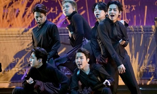 BTS biểu diễn tại lễ trao giải Grammy 2022. Ảnh: AFP.