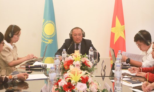 Đại sứ Kazakhstan tại Việt Nam Yerlan Baizhanov phát biểu trong cuộc họp báo chiều 16.11. Ảnh: Phương Anh