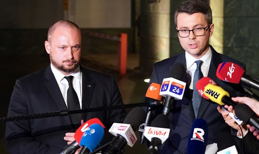 Trưởng Văn phòng An ninh Quốc gia Ba Lan Jacek Siewiera (trái) và Người phát ngôn của chính phủ Ba Lan Piotr Muller, thông báo về vụ tên lửa rơi vào lãnh thổ Ba Lan ngày 15.11.2022. Ảnh: AFP