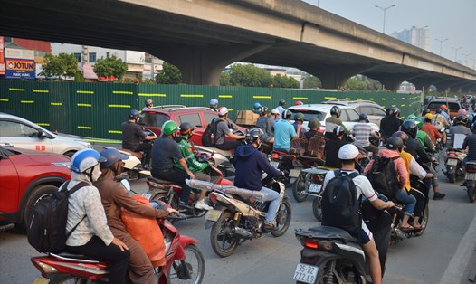 Tình trạng ùn tắc phức tạp kéo dài trên trục đường Nguyễn Xiển. Ảnh: Lao Động