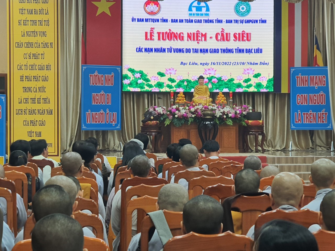 Tối ngày 16.11, Bạc  Liêu tổ chức lễ cầu  siêu các nạn nhân tử vong do tai nạn giao thông. Ảnh: Nhật Hồ