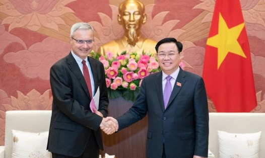 Chủ tịch Quốc hội Vương Đình Huệ và Đại sứ Cộng hòa Pháp tại Việt Nam Nicolas Warnery. Ảnh: Đại biểu Nhân dân