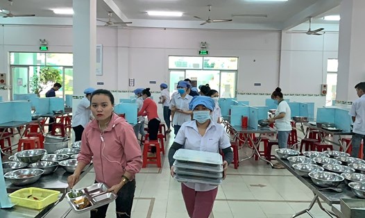 Bữa ăn ca của người lao động tại Công ty CP Dệt may 29/3 (Đà Nẵng). Ảnh: Hoàng Văn Minh
