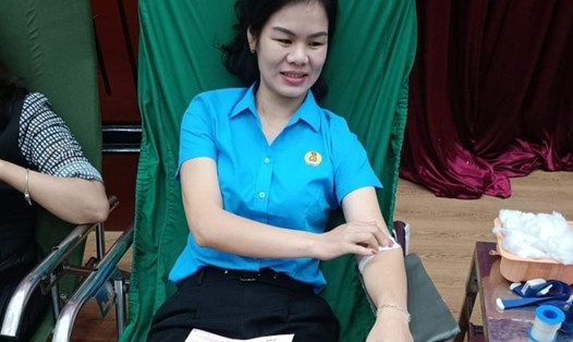 Đoàn viên LĐLĐ huyện Hà Quảng tham gia hiến máu. Ảnh: Đàm Thị Ngân.