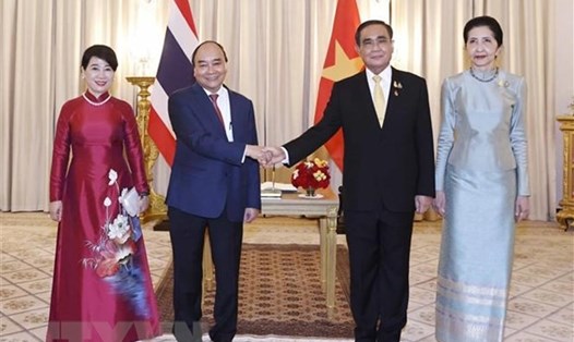 Thủ tướng Vương quốc Thái Lan Prayut Chan-o-cha và Phu nhân với Chủ tịch nước Nguyễn Xuân Phúc và Phu nhân. Ảnh: TTXVN