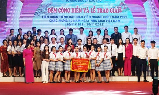 Các đại biểu chụp ảnh lưu niệm với đơn vị đạt giải xuất sắc là Phòng Giáo dục thành phố Hà Tĩnh. Ảnh: Trần Tuấn
