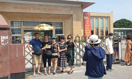 Du khách chụp ảnh tại Cửa khẩu quốc tế Móng Cái dịp 2.9.2022. Ảnh: Nguyễn Hùng