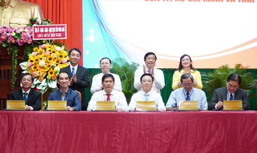 Lễ ký kết bản ghi nhớ hợp tác giữa các sở, ngành, hiệp hội của tỉnh Vĩnh Long với TP. Hồ Chí Minh. Ảnh: Tạ Quang