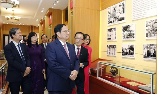 Thủ tướng Phạm Minh Chính thăm Phòng truyền thống của Trường Đại học Y Hà Nội. Ảnh: Dương Giang