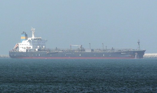 Tàu chở dầu Pacific Zircon đang cập cảng Jebel Ali, ở Dubai, Các Tiểu vương quốc Arab Thống nhất vào tháng 8.2015. Ảnh: AFP