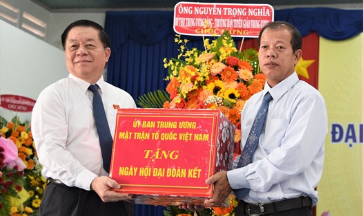 Đồng chí Nguyễn Trọng Nghĩa  - Bí thư Trung ương Đảng, Trưởng Ban Tuyên giáo Trung ương (bên trái) - tặng hoa và quà cho xã Tân Đông. Ảnh: Nam Dương