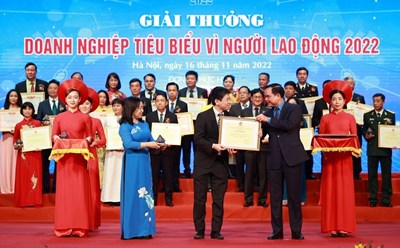 Ủy viên Trung ương Đảng, Chủ tịch Tổng LĐLĐ Việt Nam Nguyễn Đình Khang và Phó Chủ tịch Tổng LĐLĐ Việt Nam Thái Thu Xương trao bằng khen "Doanh nghiệp tiêu biểu Vì người lao động 2022" cho các doanh nghiệp. Ảnh: Hải Nguyễn