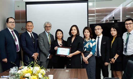 Bà Kim-See Lim, Giám đốc khu vực Đông Á và Thái Bình Dương của IFC, trao tặng giải thưởng cho VPBank. Ảnh: VPBank