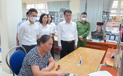 BHXH Việt Nam triển khai thí điểm việc tiếp nhận hồ sơ đề nghị hưởng chế độ BHXH tích hợp xác thực sinh trắc vân tay tại bộ phận Một cửa của BHXH quận Đống Đa (Hà Nội). Ảnh: BHXH