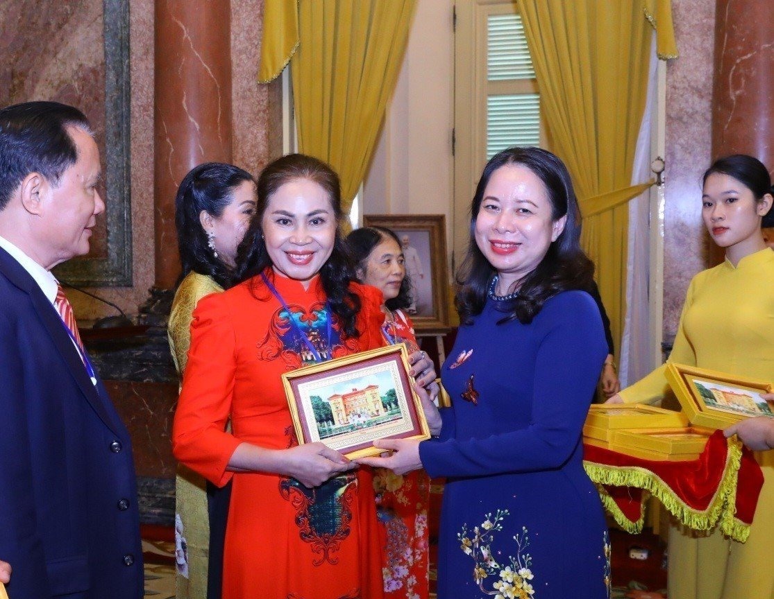 Phó Chủ tịch nước Võ Thị Ánh Xuân tặng ảnh chân dung Chủ tịch Hồ Chí Minh cho các đại biểu. Ảnh: Văn Điệp