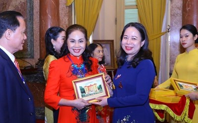 Phó Chủ tịch nước Võ Thị Ánh Xuân tặng ảnh chân dung Chủ tịch Hồ Chí Minh cho các đại biểu. Ảnh: Văn Điệp