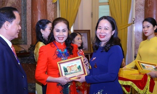 Phó Chủ tịch nước Võ Thị Ánh Xuân tặng ảnh chân dung Chủ tịch Hồ Chí Minh cho các đại biểu. Ảnh: Văn Điệp