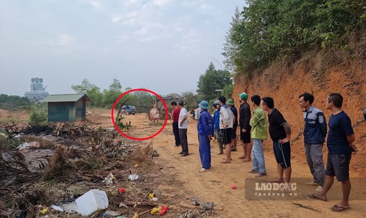 Không chỉ chặn xe chở đất, người dân còn tiếp tục lập chốt để chặn xe chở rác từ Vĩnh Hằng Viên.