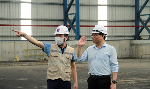 Tổng Giám đốc Lê Mạnh Hùng chỉ đạo tối ưu sức chứa của kho than số 2 cho công tác nâng công suất thử nghiệm toàn nhà máy. Ảnh: Petrovietnam