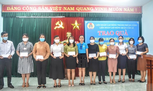 Công đoàn quận Cẩm Lệ, thành phố Đà Nẵng gặp mặt, tặng quà đoàn viên, người lao động nhân ngày 20.11. Ảnh: Tường Minh