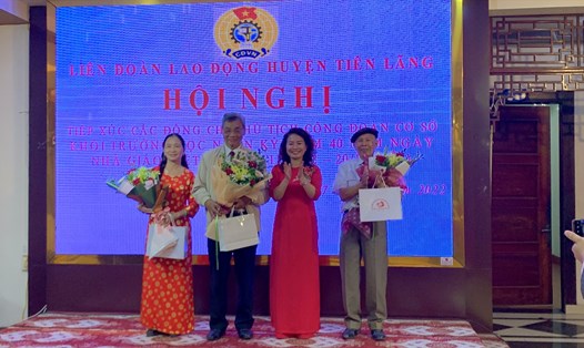 Đại diện LĐLĐ huyện Tiên Lãng tặng hoa cho đội ngũ Chủ tịch công đoàn cơ sở đã về hưu. Ảnh: Thiên Hà