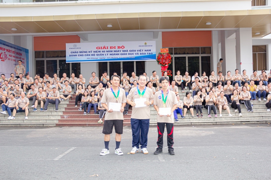 Trao huy chương và tiền thưởng cho các vận động viên nam đạt giải. Ảnh: Lưu Thúy