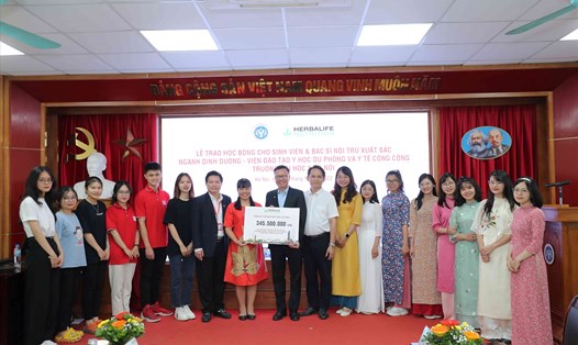 Herbalife Việt Nam trao học bổng cho 20 sinh viên và bác sĩ nội trú xuất sắc ngành dinh dưỡng - Đại học Y Hà Nội