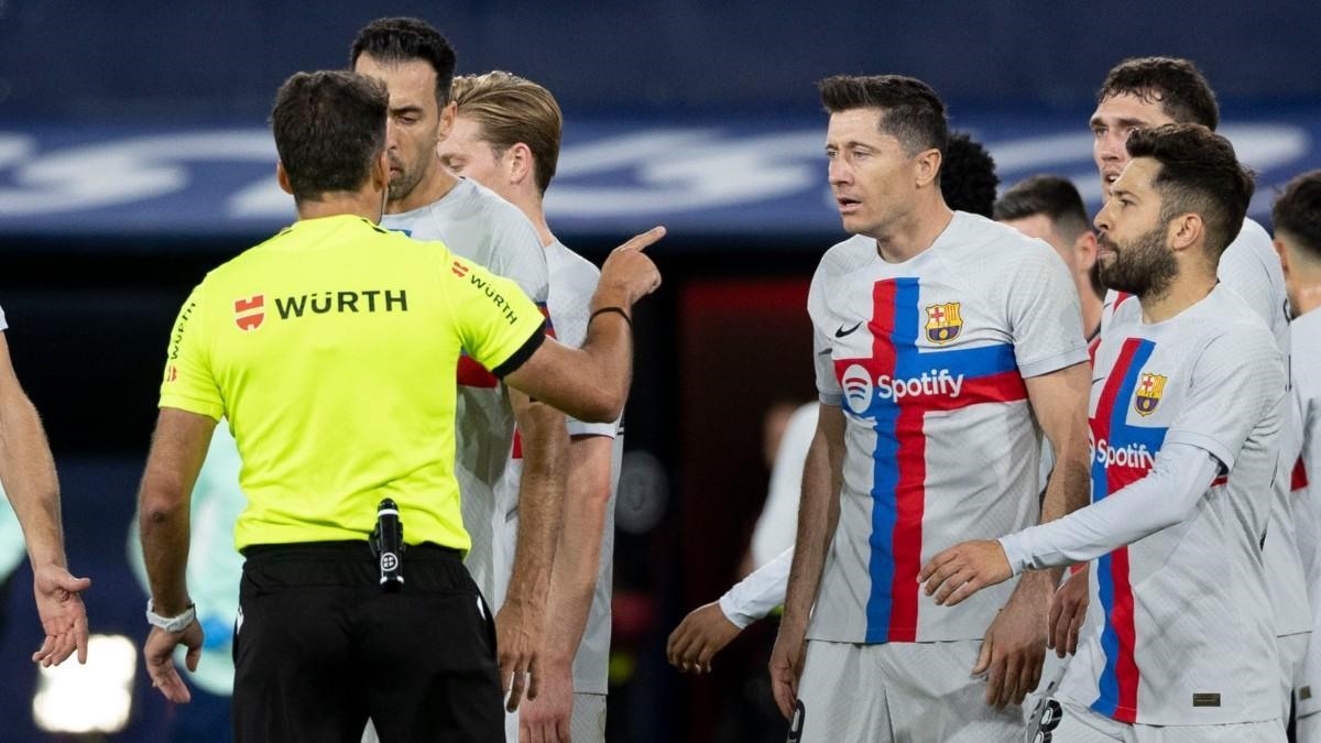 Lewandowski nhận án phạt của ban tổ chức La Liga. Ảnh: AFP