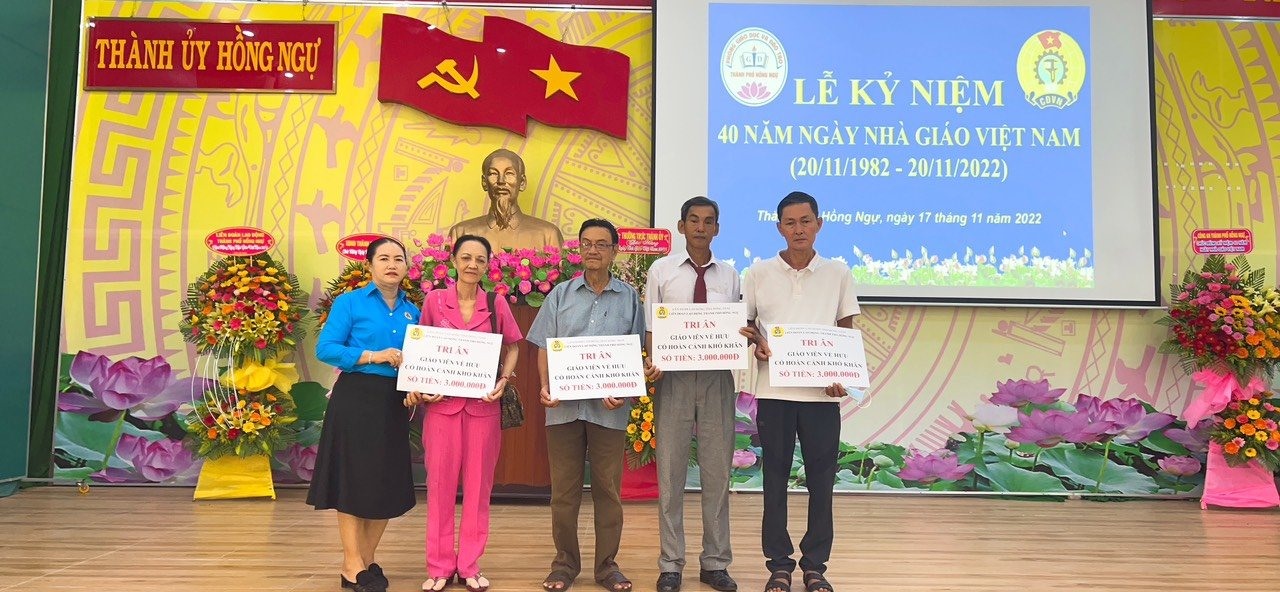 Lãnh đạo LĐLĐ TP Hồng Ngự trao hỗ trợ cho cựu giáo chức có hoàn cảnh khó khăn. Ảnh: Mỹ Hòa