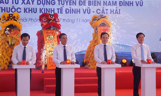 Hải Phòng khởi công xây dựng tuyến đê biển Nam Đình Vũ dài hơn 12 km với tổng mức đầu tư 2.284 tỉ đồng. Ảnh: Mai Chi