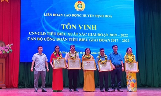 Lãnh đạo LĐLĐ tỉnh Thái Nguyên tặng bằng khen cho các cán bộ công đoàn. Ảnh: Công đoàn Thái Nguyên
