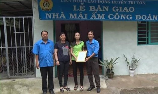 Bàn giao nhà cho cô Lê Thanh Nhàn, đoàn viên CĐCS Trường Mẫu giáo xã Vĩnh Gia. Ảnh: Anh Tuấn