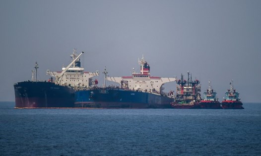 Tàu chở dầu treo cờ Liberia (trái) chuyển dầu thô từ tàu chở dầu treo cờ Nga (phải) (Pegas cũ), ngoài khơi bờ biển Hy Lạp, ngày 29.5.2022. Ảnh: AFP