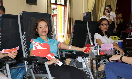 Thông qua ngày hội hiến máy, 352 đơn vị máu đã được tình nguyện viên hiến. Ảnh: Văn Đức.
