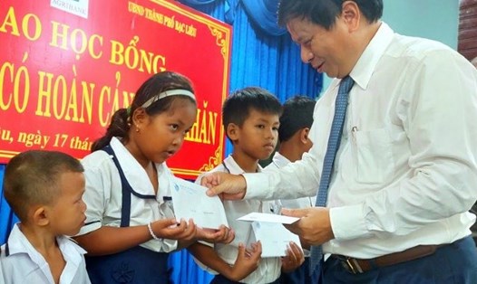 Phó Chủ tịch Hội nhà báo Việt Nam Trần Trọng Dũng trao học bổng cho học sinh tại tỉnh Bạc Liêu. Ảnh: Nhật Hồ
