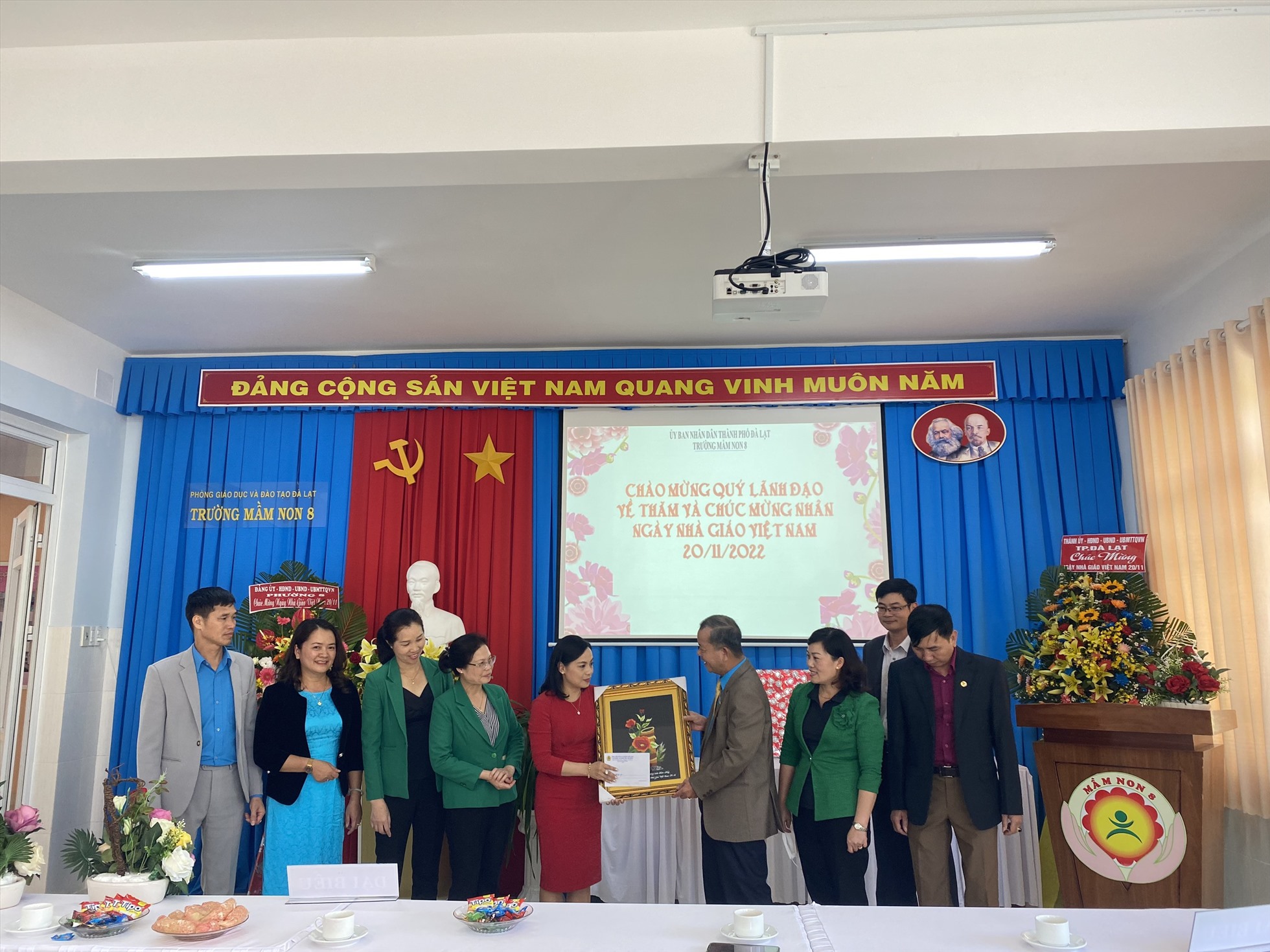 Ông Hoàng Liên, Chủ tịch Liên đoàn Lao động tỉnh Lâm Đồng thăm, chúc mừng ngày Nhà giáo Việt Nam tại Trường Mầm non 8, TP.Đà Lạt. Ảnh: Đ.Thiệm