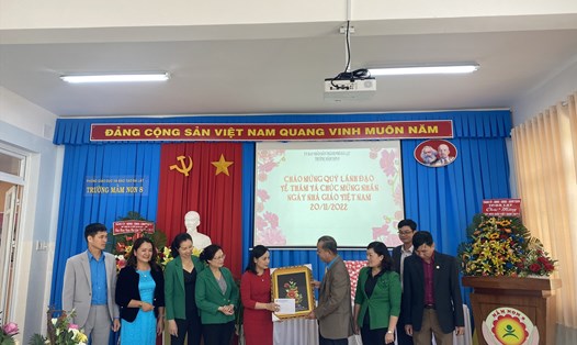 Ông Hoàng Liên, Chủ tịch Liên đoàn Lao động tỉnh Lâm Đồng thăm, chúc mừng ngày Nhà giáo Việt Nam tại Trường Mầm non 8, TP.Đà Lạt. Ảnh: Đ.Thiệm