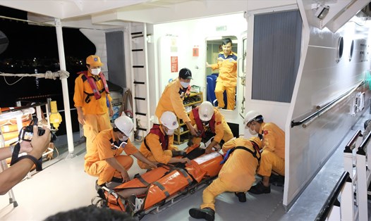 Thuyền viên người Hi Lạp bị tai nạn lao động gãy chân được lực lượng cứu nạn hàng hải chuyển về bờ vào tối 17.11. Ảnh: Phương Linh