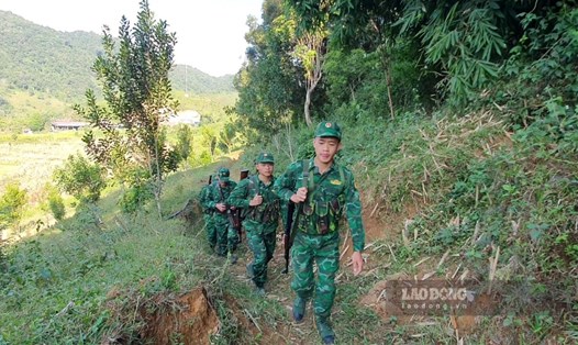 Các chiến sĩ Đồn Biên phòng Mường Lạn (huyện Sốp Cộp, tỉnh Sơn La) tuần tra đường biên giới. Ảnh: Hùng Dân