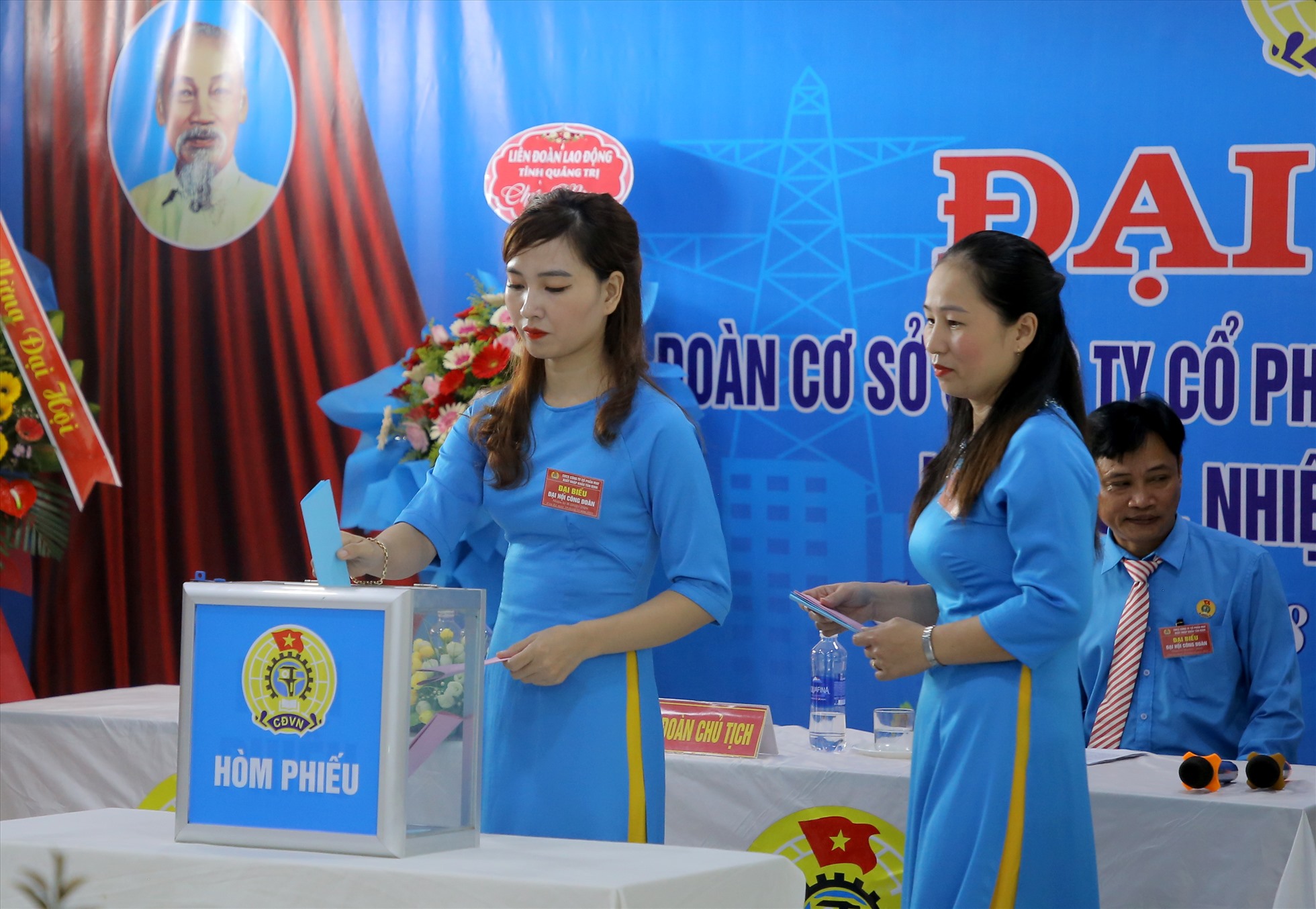 Bỏ phiếu bầu Ban Chấp hành Công đoàn cơ sở Công ty Cổ phần may Xuất nhập khẩu Tân Định. Ảnh: Hưng Thơ.