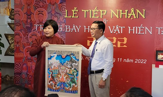 Đại diện Bảo tàng Đà Nẵng tiếp nhận hiện vật gồm gần 260 bức tranh được trao tặng từ Giảm đốc Bảo tàng Gốm sứ Hà Nội.  Ảnh Thuỳ Trang