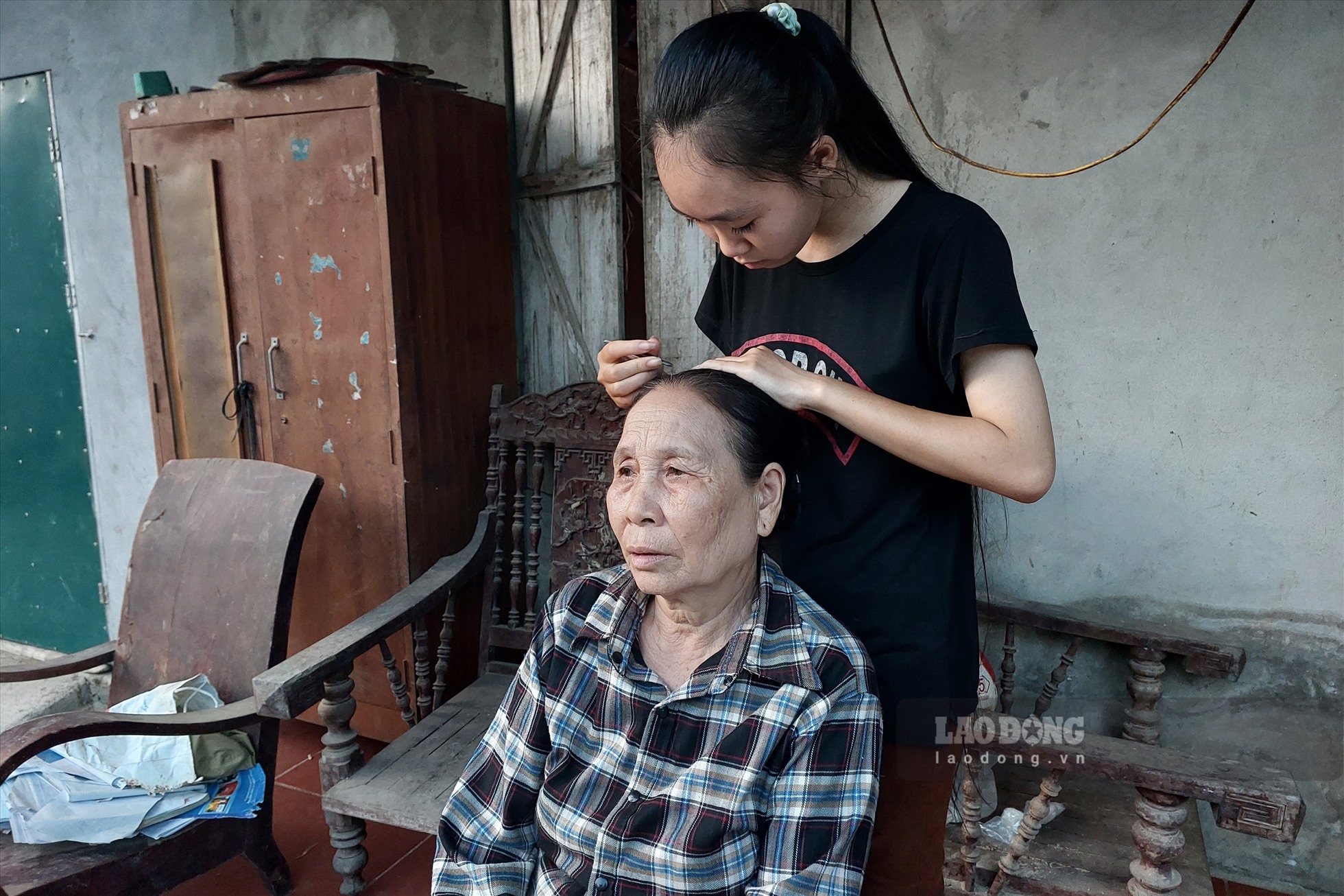 LD 22064: Nhói lòng cảnh bà ngoại 72 tuổi nuôi 2 cháu mồ côi ở Phú Thọ