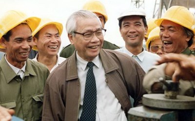 Thủ tướng Võ Văn Kiệt và công nhân trên công trường xây dựng trạm biến thế 500kV năm 1993. Ảnh: TTXVN