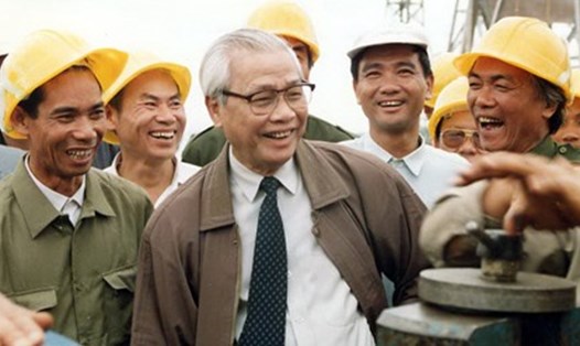 Thủ tướng Võ Văn Kiệt và công nhân trên công trường xây dựng trạm biến thế 500kV năm 1993. Ảnh: TTXVN