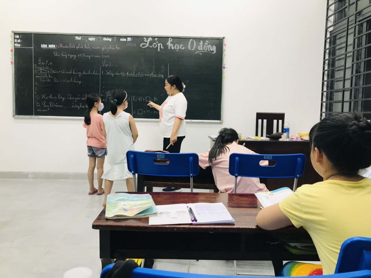 Cô Hiệp tại lớp học 0 đồng. Ảnh: Nhân vật cung cấp