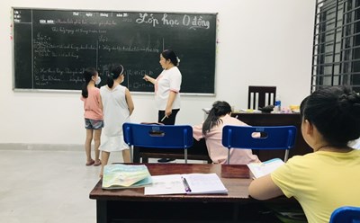 Cô Hiệp tại lớp học 0 đồng. Ảnh: Nhân vật cung cấp